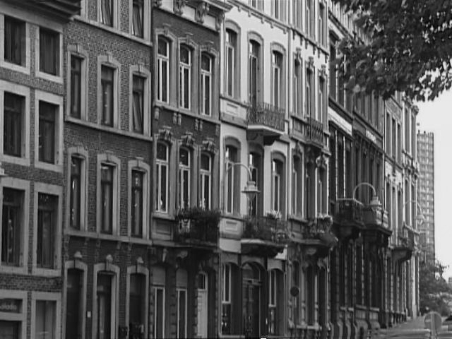 [Black and white picture of row of houses in Li&egrave;ge]